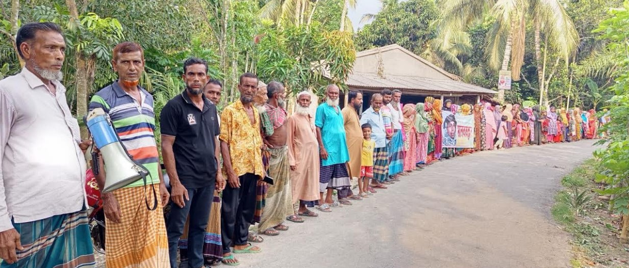 তালায় বীমার নামে ২৫ লক্ষ টাকার আত্মসাতের প্রতিবাদে মানববন্ধন