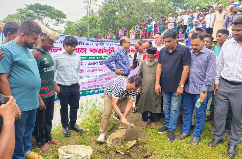 তালায় খাল সংস্কার, পাইপ স্থাপন ও জলাবদ্ধতা নিরসন কার্যক্রমের উদ্বোধন
