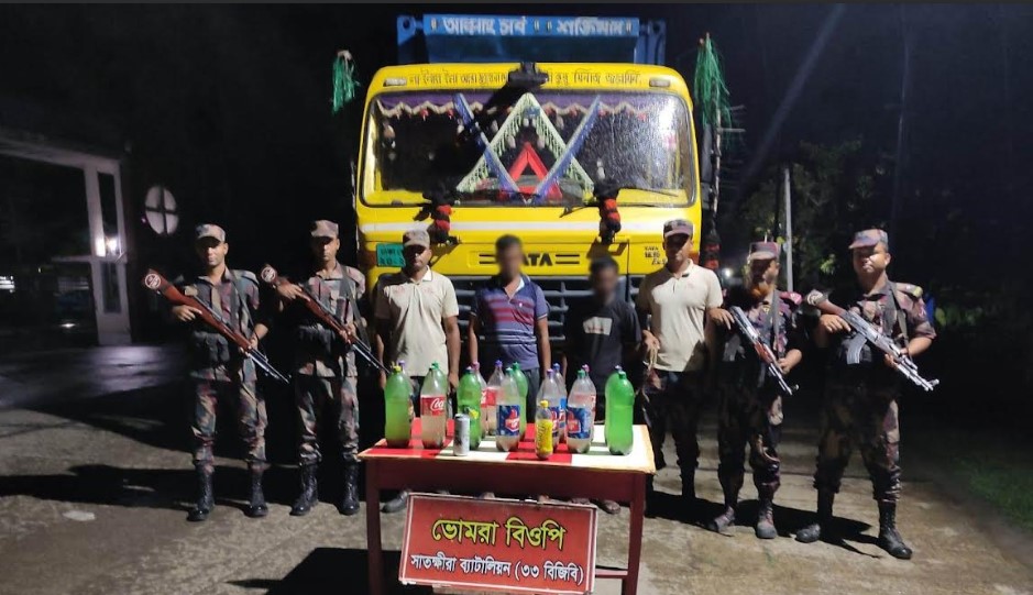 সাতক্ষীরা সীমান্তে বিজিবির বিশেষ অভিযান: তিন পাচারকারীসহ প্রায় কোটি টাকার মালামাল জব্দ