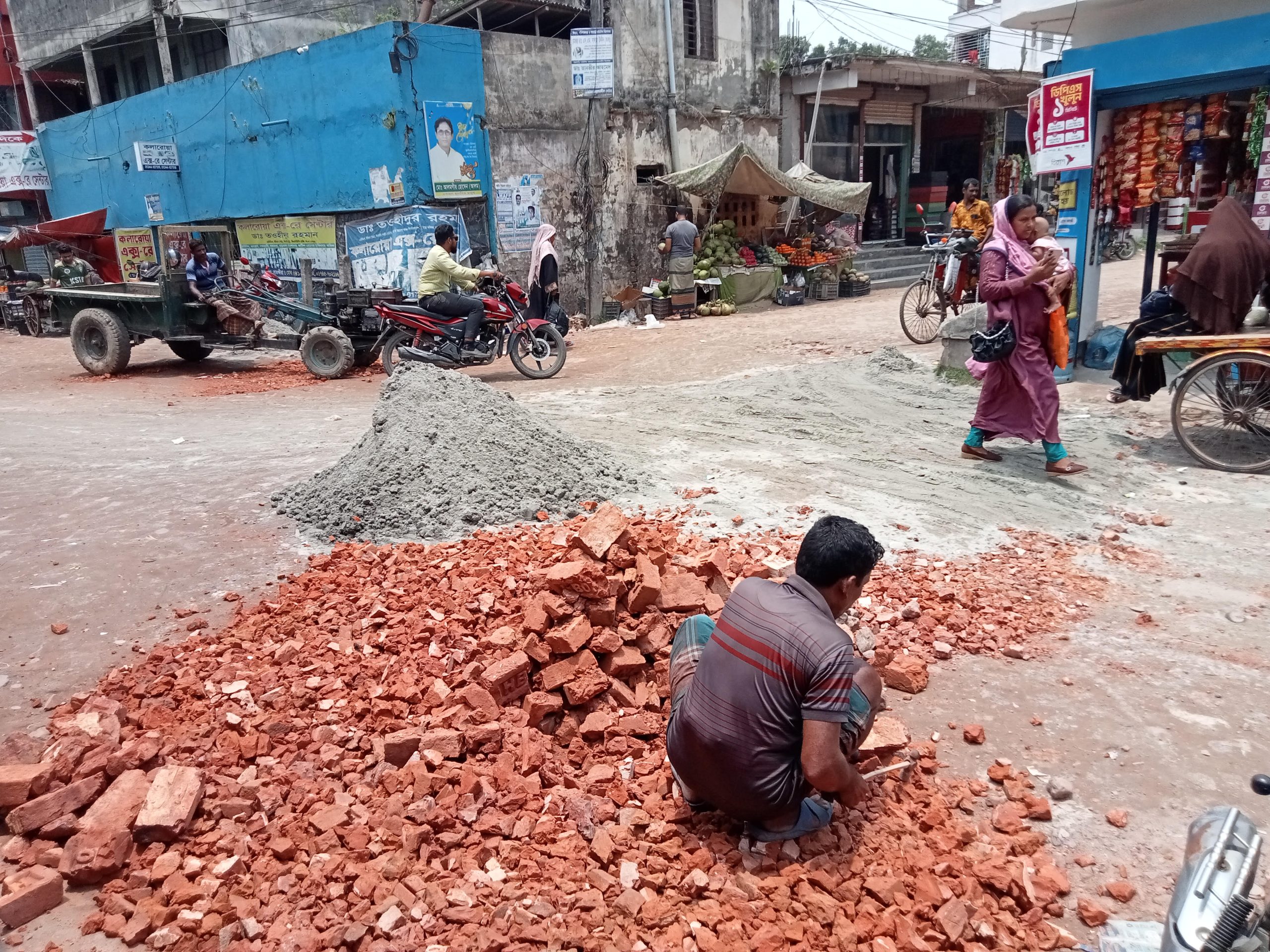 কলারোয়ায় আড়াই বছরের ভোগান্তির অবসান: পশুহাট মোড়ের রাস্তা সংস্কার কাজ শুরু