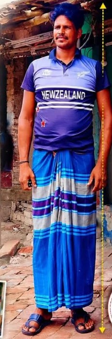 পাইকগাছার সবচেয়ে লম্বা মানুষ কলিম শেখ