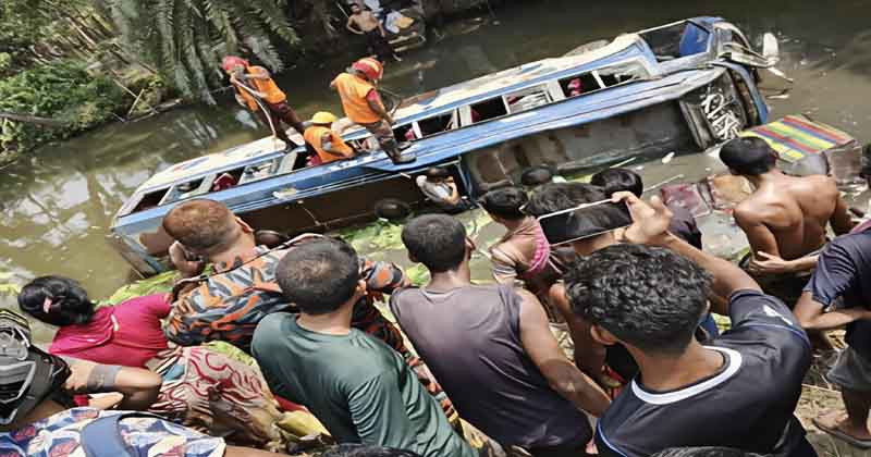 ডুমুরিয়ায় বাস নিয়ন্ত্রণ হারিয়ে পুকুরে, যুবক নিহত