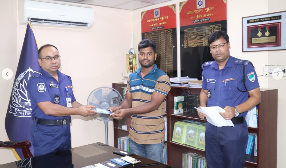 সাতক্ষীরায় উদ্ধারকৃত মোবাইল ফোন ও বিকাশের টাকা মালিকদের নিকট হস্তান্তর