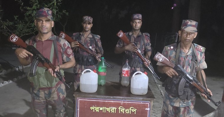 সাতক্ষীরা সীমান্তে বিজিবির অভিযানে ছাব্বিশ লক্ষ টাকার মালামাল আটক