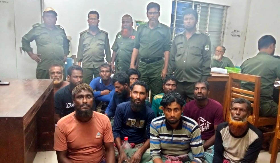 বনবিভাগের অভিযানে ১১০০ কেজি মধুসহ ১১ মৌয়াল আটক, চুক্তির মাধ্যমে বনে প্রবেশের অভিযোগ