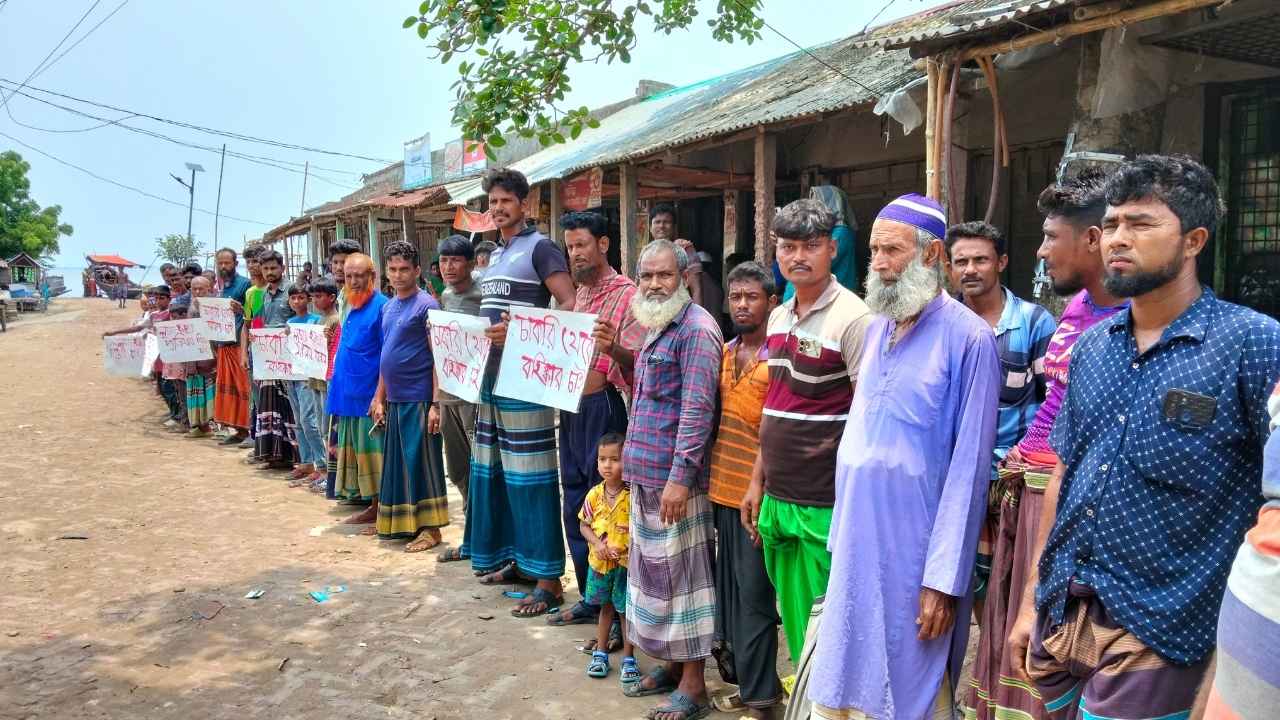 পরকীয়ার অভিযোগে ইমাম আটক, মাদ্রাসার চাকরিচ্যুতির দাবিতে মানববন্ধন