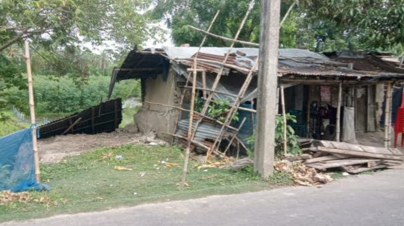 আশাশুনির আদালতপুরে দোকান ঘর সংস্কারে বাধা