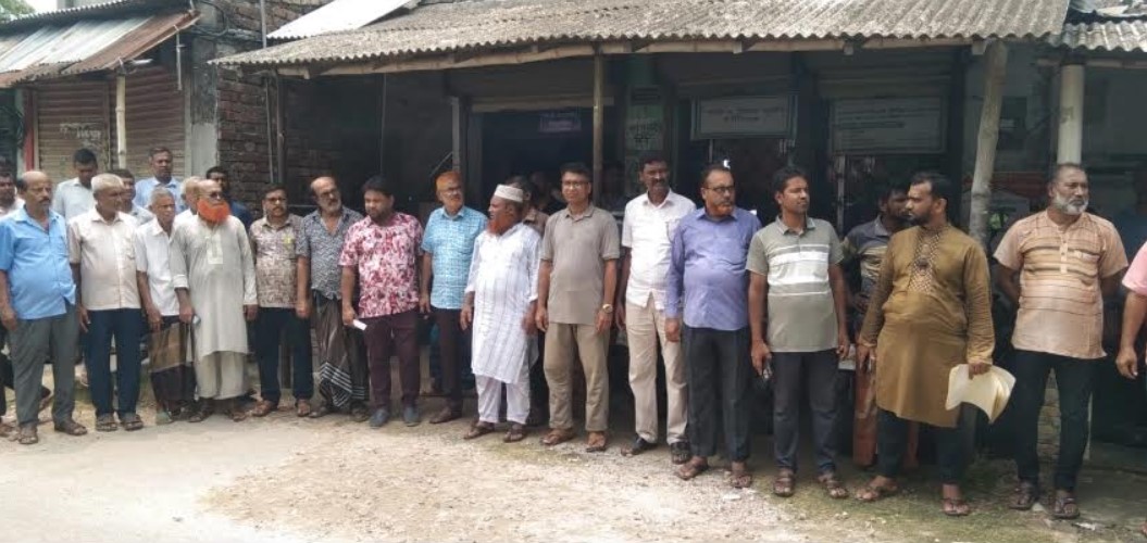 কর্মচারীকে লাঞ্ছিত করার প্রতিবাদে আশাশুনিতে অর্ধদিবস কর্মবিরতি ও মানববন্ধন