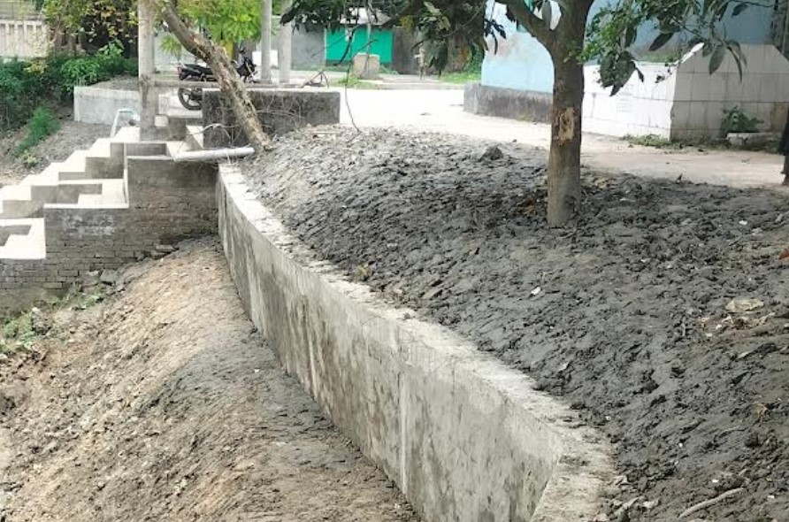 লাবসা জমিদার বাড়ির পুকুরের গাইড ওয়ালে ফাটল, হেলে পড়েছে একাংশ