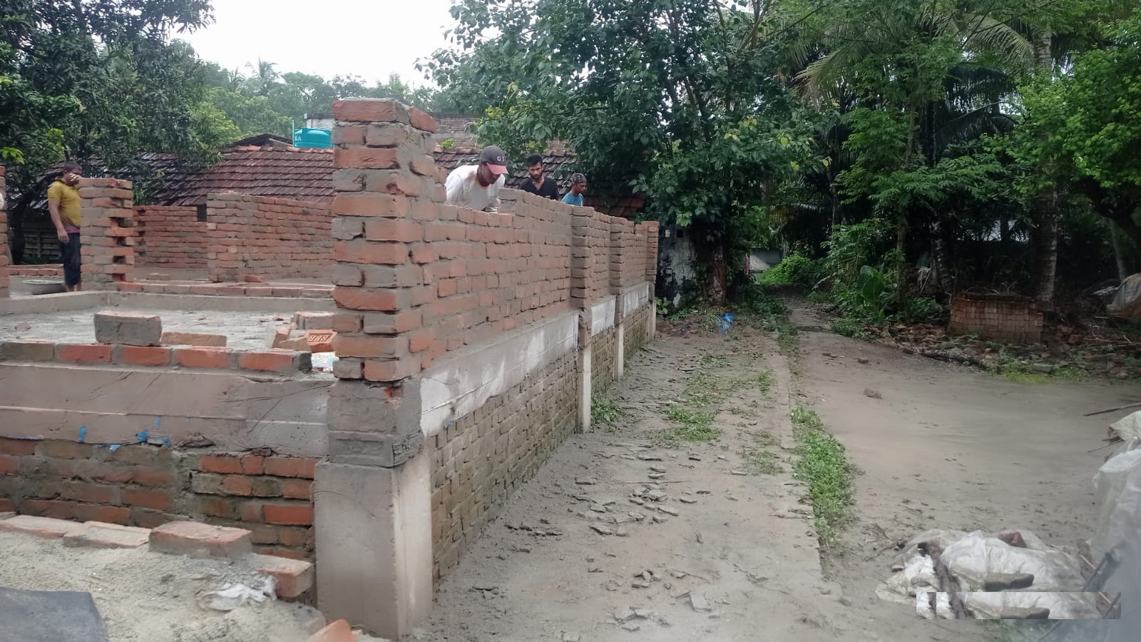 সরকারি নির্দেশ উপেক্ষা করে কলারোয়ায় রাস্তার ওপর পাকা ঘর নির্মাণের অভিযোগ