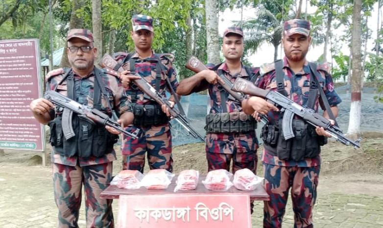 সাতক্ষীরায় বিজিবির অভিযানে ঘুঘু পাখি ফেন্সিডিলসহ পনেরো লক্ষাধিক টাকার মালামাল আটক