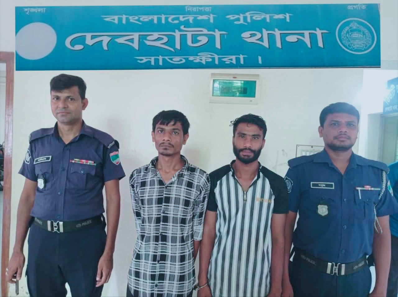 দেবহাটায় পুলিশের অভিযানে দুই মাদক ব্যবসায়ীসহ গ্রেপ্তার ৪