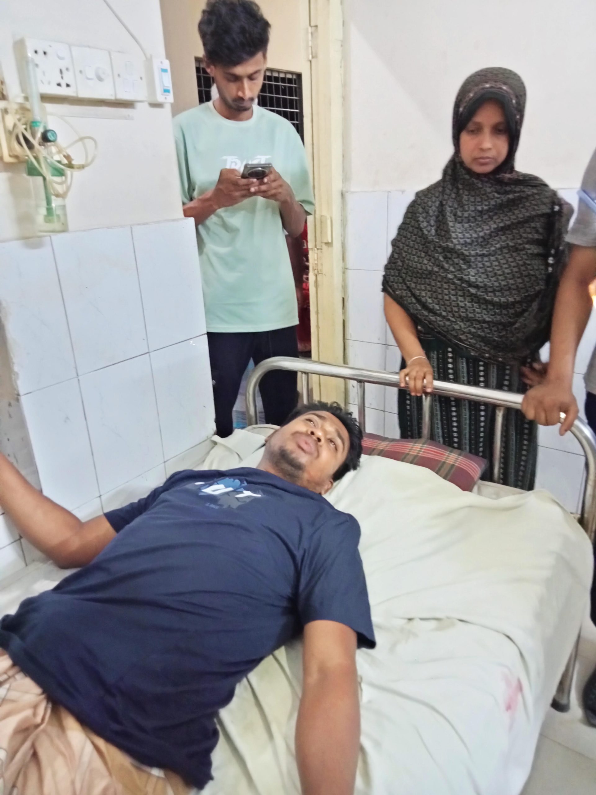 কলারোয়ায় জমি বিরোধে যুবককে আটকে মারধরের অভিযোগ