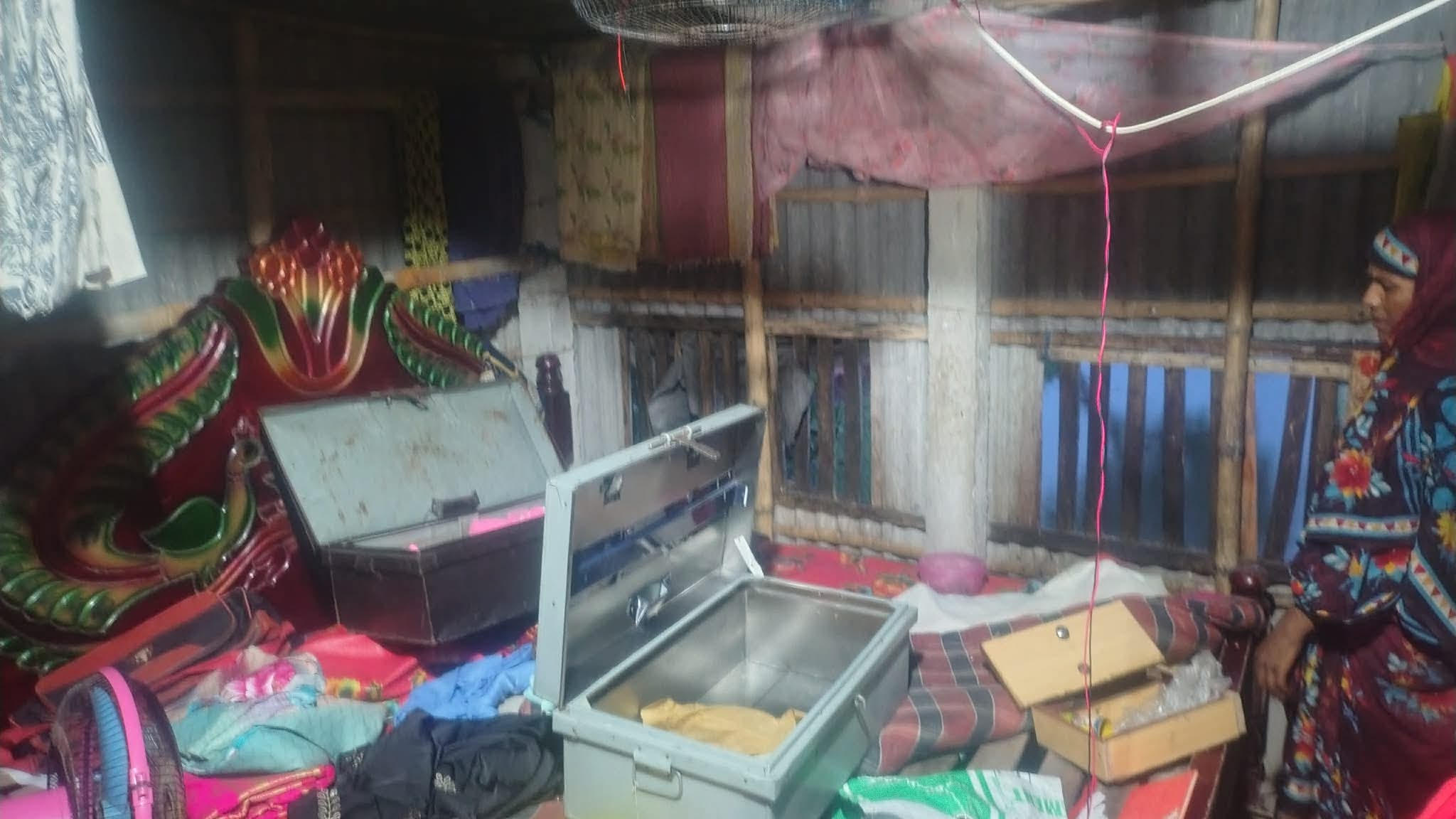 শ্যামনগরে দিনে-দুপুরে বাড়ি থেকে স্বর্ণ ও নগদ টাকা লুট!