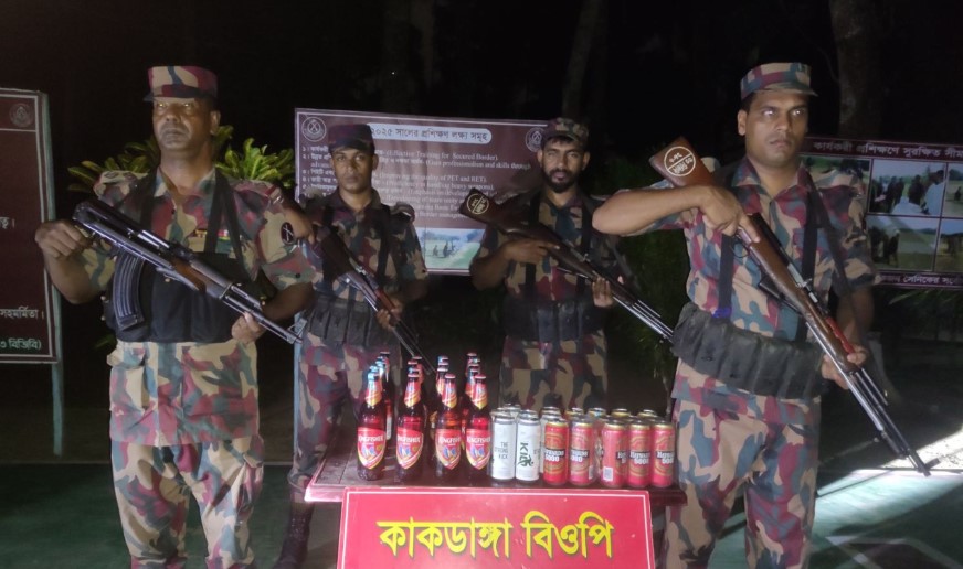 কলারোয়া সীমান্তে সাড়ে ৮ লাখ টাকার মালামাল জব্দ করল বিজিবি