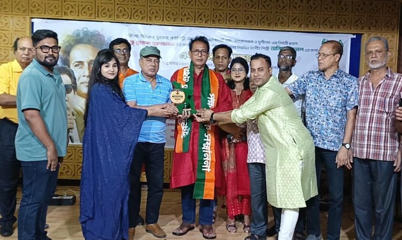 গীতিকার ও সুরকার উপকূলবন্ধু মোস্তফা নূরুজ্জামানকে সংবর্ধনা