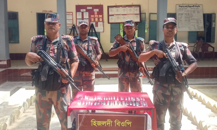 কলারোয়া সীমান্তে বিজিবির অভিযানে প্রায় ছয় লক্ষ টাকার মালামাল আটক