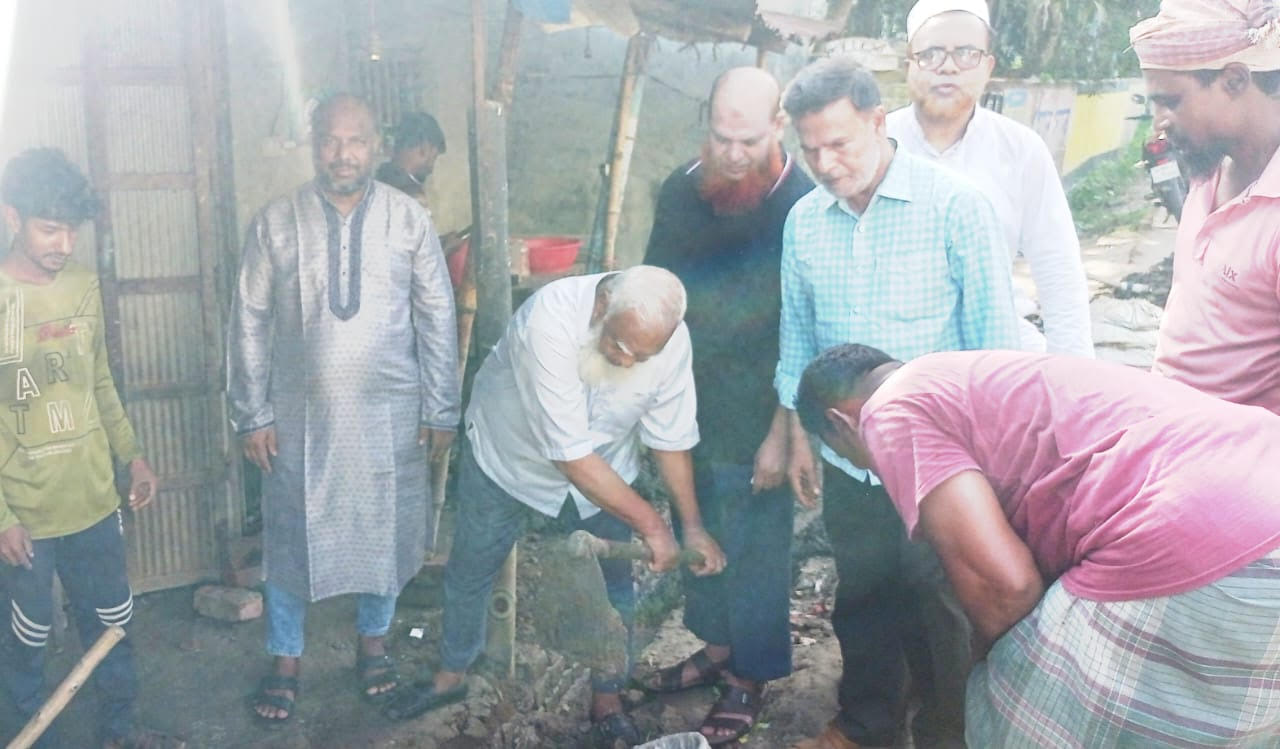 সাতক্ষীরায় সরকারি কলেজ রোডের ড্রেন সংস্কারকাজের উদ্বোধন