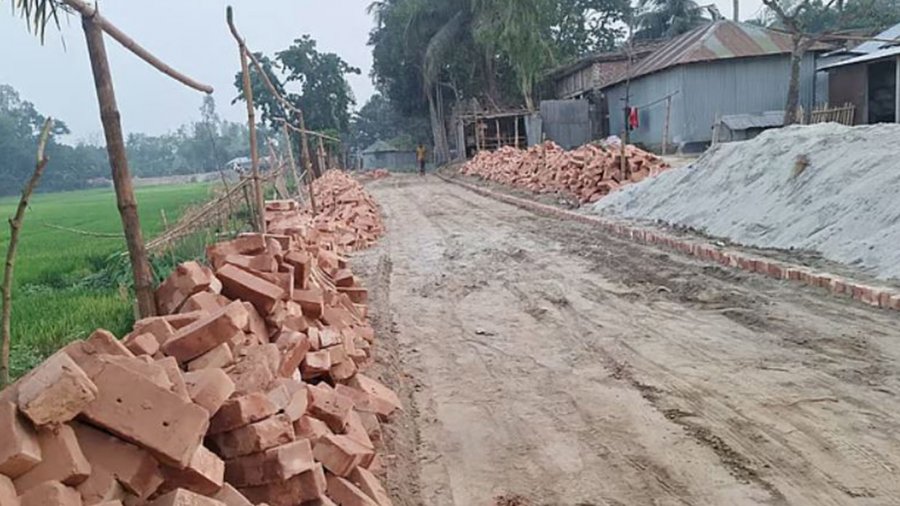 প্রধানমন্ত্রীর সফর শেষে তুলে নেওয়া হলো সেই সড়কের ইট