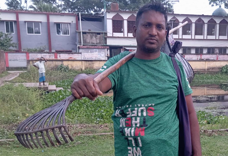 কাদার নিচে সোনা-রুপা খোঁজা একজন নাজিমের গল্প