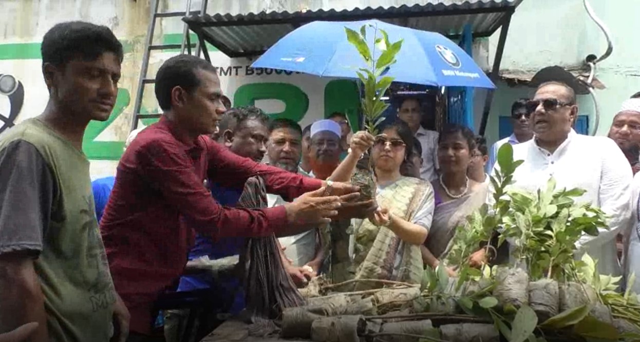 প্রাণসায়র পাড়ে বৃক্ষরোপণ কর্মসূচির উদ্বোধন করলেন জেলা প্রশাসক কাউসার আজিজ