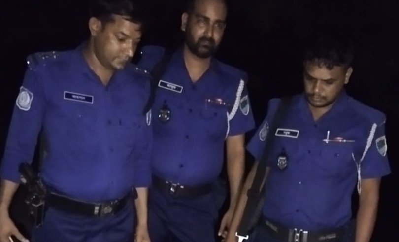 দেবহাটায় বিপুল পরিমাণ চিংড়ির রেণু জব্দ, খালে অবমুক্ত