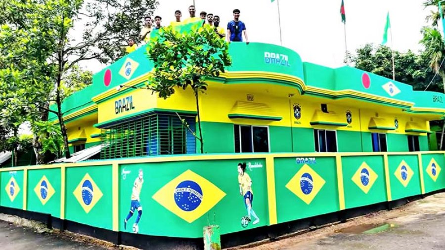 দেড় লাখ টাকা খরচ করে নিজের বাড়িকে বানালেন ‘ব্রাজিল বাড়ি’