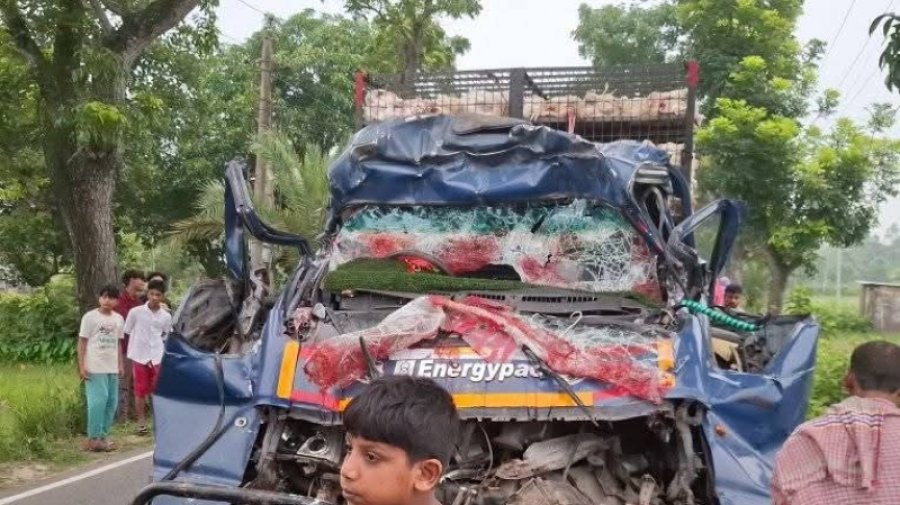 দাঁড়িয়ে থাকা ট্রাকের পেছনে পিকআপের ধাক্কায় ৪ জন নিহত