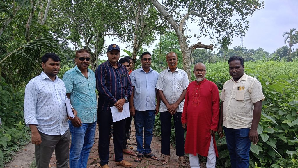 তালায় শাহাপুর-খানপুর সড়কের লে-আউট দিয়ে কাজ বুঝিয়ে দিলেন উপজেলা প্রকৌশলী