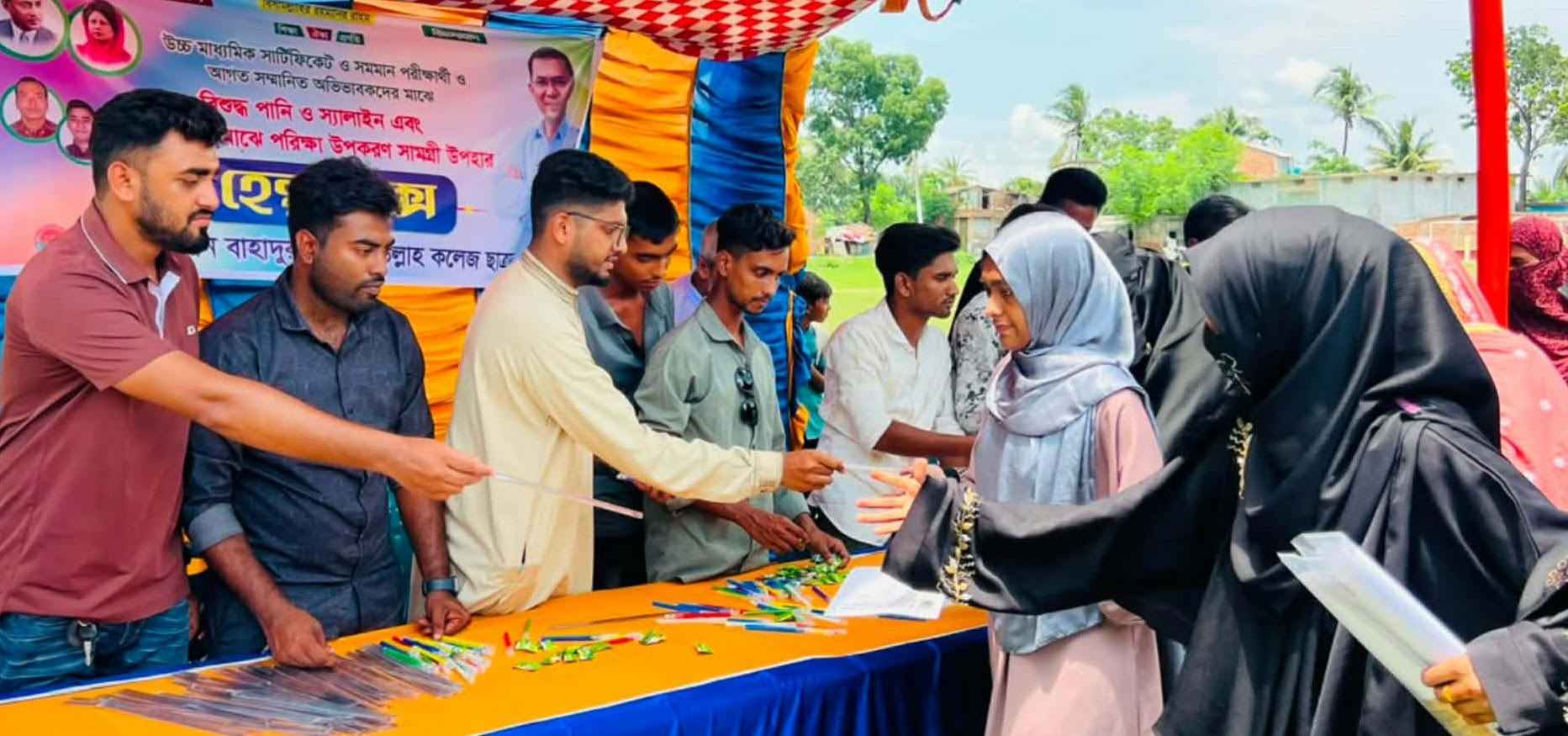 দেবহাটায় পরীক্ষার্থী ও অভিভাবকদের সহযোগিতায় ছাত্রদলের ‘হেল্প ডেস্ক’