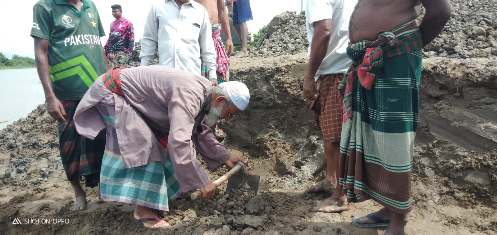 শাল্যে-বেড়াডাঙ্গায় জলাবদ্ধতা নিরসনে মাঠে নামলেন এক চেয়ারম্যান পদপ্রার্থী