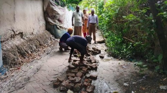 আশাশুনির বুধহাটায় নষ্ট রাস্তা সংস্কার করলেন এড. শহিদুল