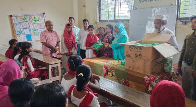 শ্যামনগরে ছাত্রীদের মধ্যে স্যানিটারি ন্যাপকিন ও ফুটবল বিতরণ