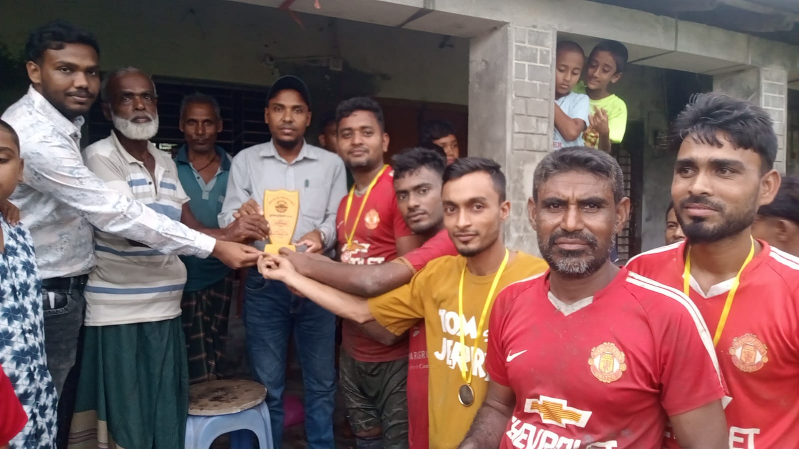 আশাশুনিতে প্রীতি ফুটবলে বিবাহিত একাদশের জয়