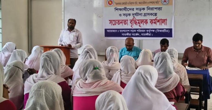 সড়কে সচেতনতা বৃদ্ধির লক্ষ্যে তালতলা মাধ্যমিক বিদ্যালয়ে প্রচারণা