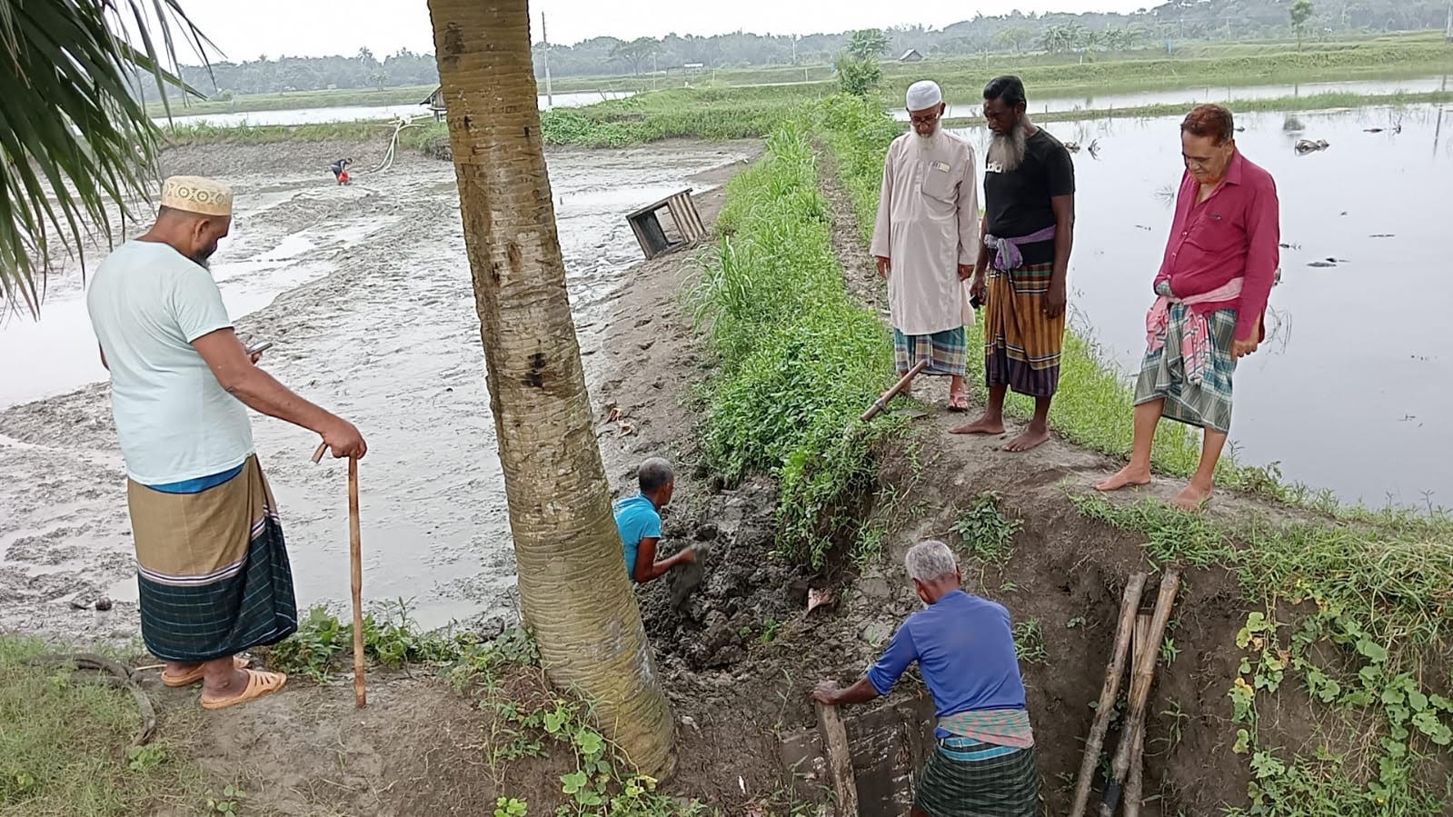 জলাবদ্ধতা নিরসনে মাঠে নামলেন জামায়াত মনোনীত চেয়ারম্যান প্রার্থী