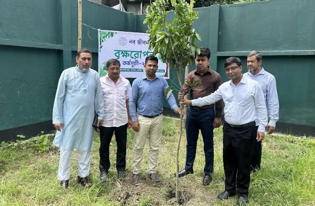 নব জীবনের উদ্যোগে ছাত্র-ছাত্রীদের মাঝে ফলজ ও বনজ গাছের চারা বিতরণ