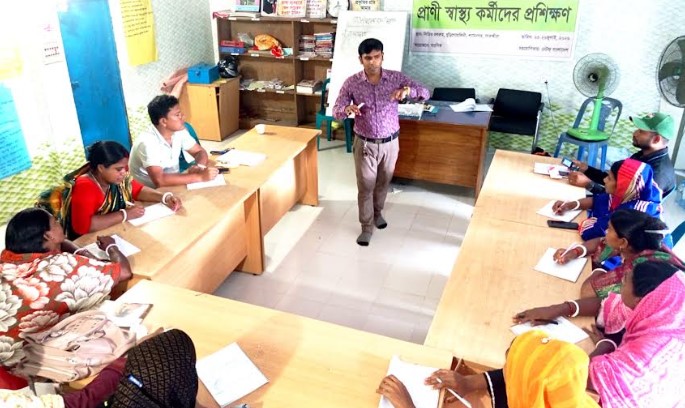 শ্যামনগরে প্রাণি স্বাস্থ্য কর্মীদের প্রশিক্ষণ প্রদান