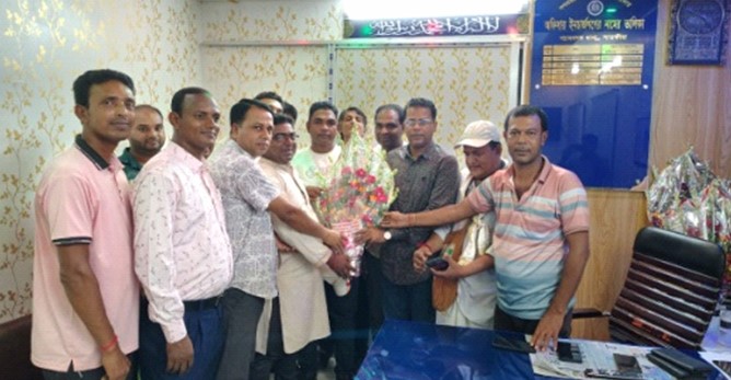 শ্যামনগরের নবাগত ওসিকে পূজা উদযাপন ফ্রন্টের শুভেচ্ছা
