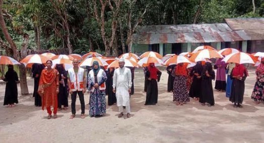 পাইকগাছায় মাদ্রাসা শিক্ষার্থীদের মাঝে ছাতা প্রদান