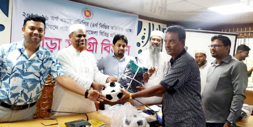 পাইকগাছায় বিভিন্ন প্রতিষ্ঠানে ক্রীড়া সামগ্রী বিতরণ ও সরকারি কর্মকর্তাদের সাথে এমপির মতবিনিময়