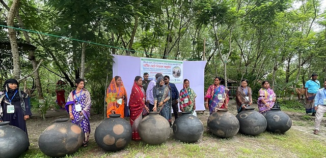 পানীয় জল সংরক্ষণে মাটির ‘মেটে’