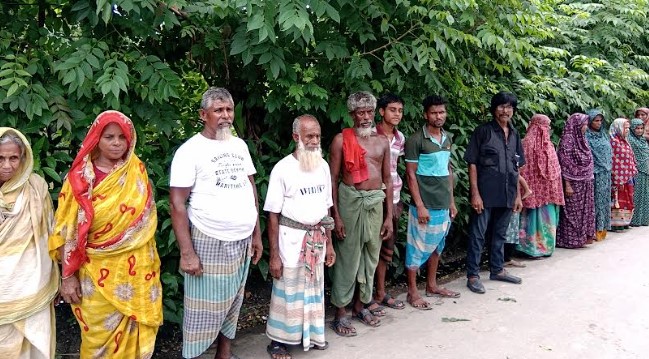 কয়রায় ‘মিথ্যা মামলার’ প্রতিবাদে স্থানীয়দের মানববন্ধন