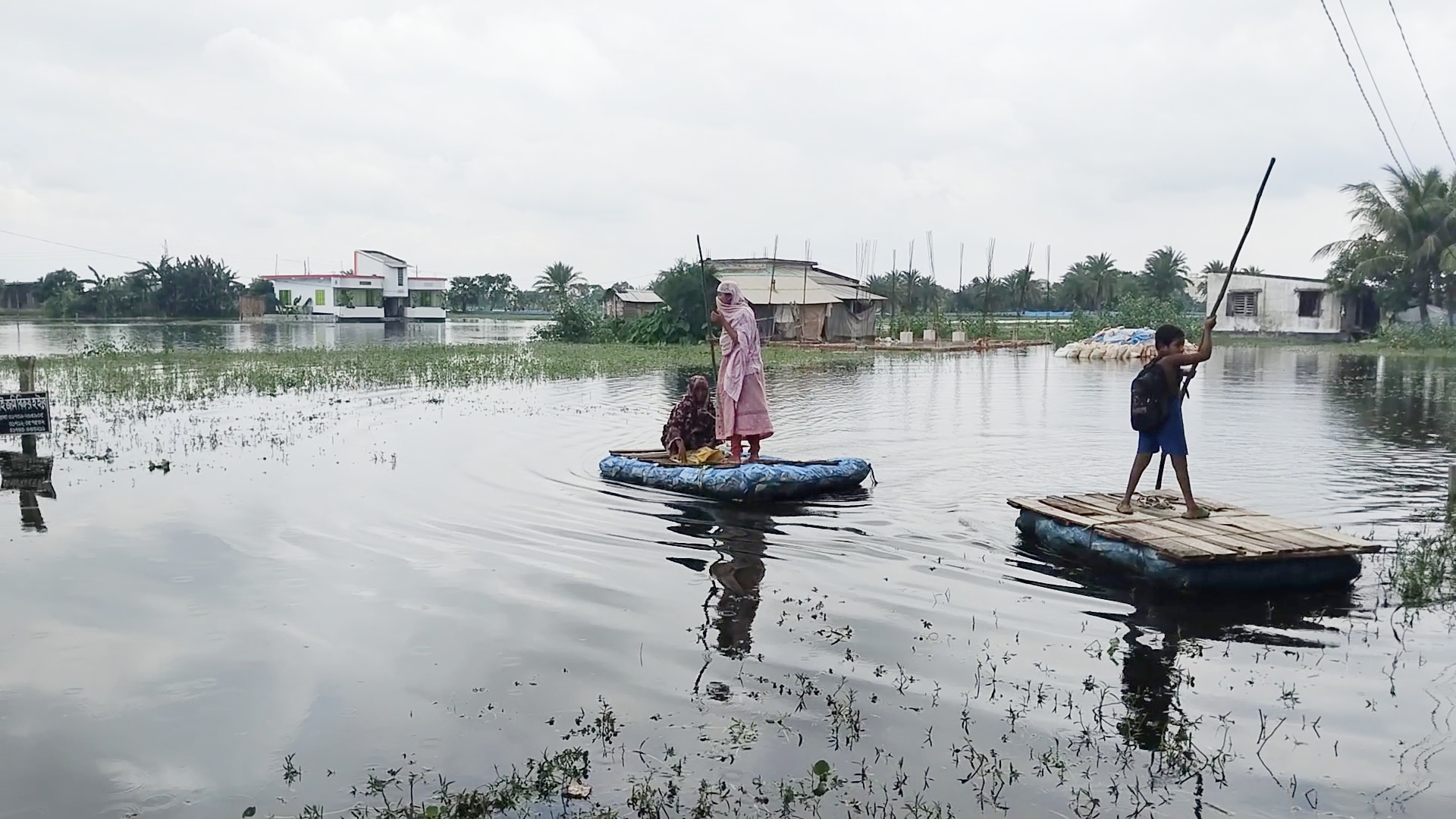 ভেলায় ভাসছে জীবন, ছয়-সাত মাস পানিবন্দি শত শত পরিবার