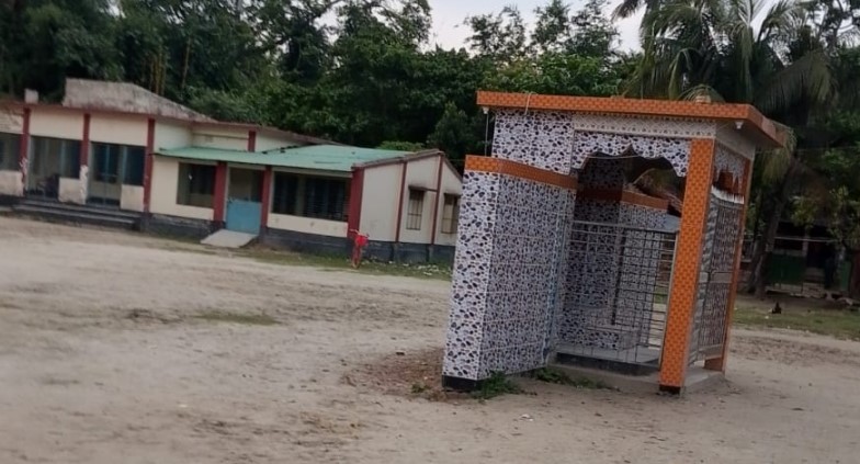 ‘গরুর স্কুল’ তকমায় শিক্ষার্থী নেমেছে ২৪ জনে, পরিবেশ রক্ষায় প্রশাসনের হস্তক্ষেপ দাবি