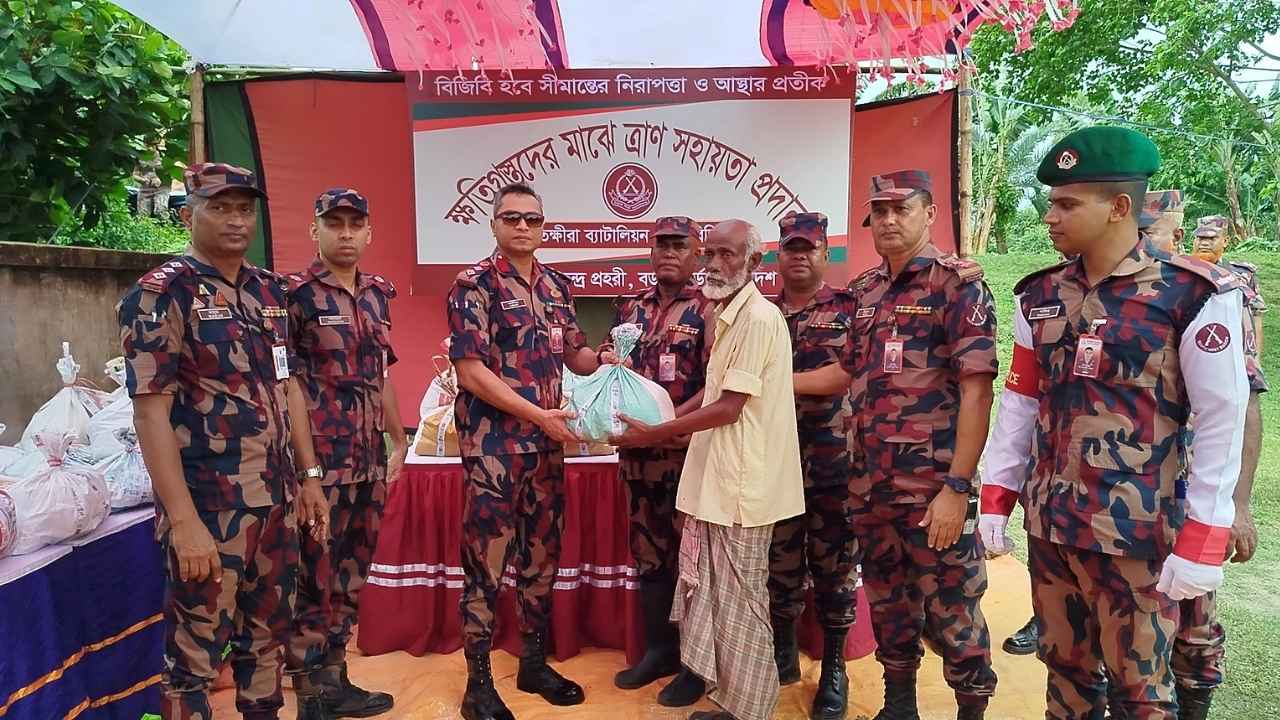 সাতক্ষীরায় দুর্যোগে ক্ষতিগ্রস্তদের মাঝে বিজিবি’র ত্রাণ বিতরণ