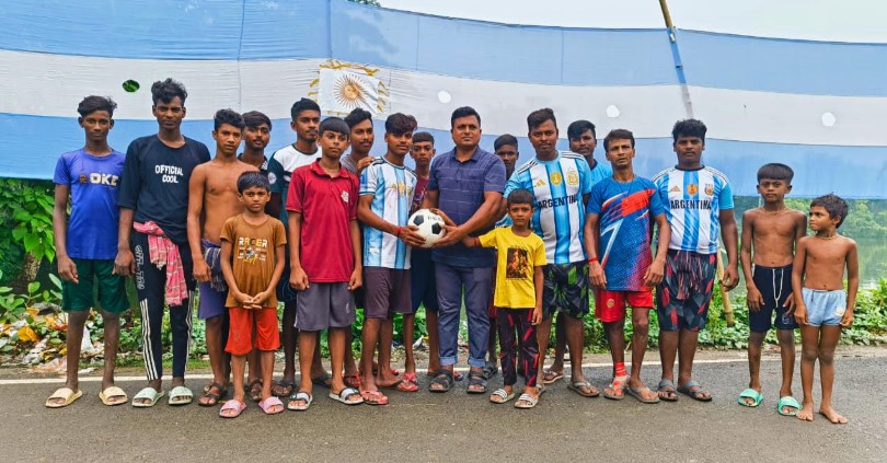 কলারোয়ায় যুবদলের উদ্যোগে কিশোরদের মাঝে ফুটবল বিতরণ