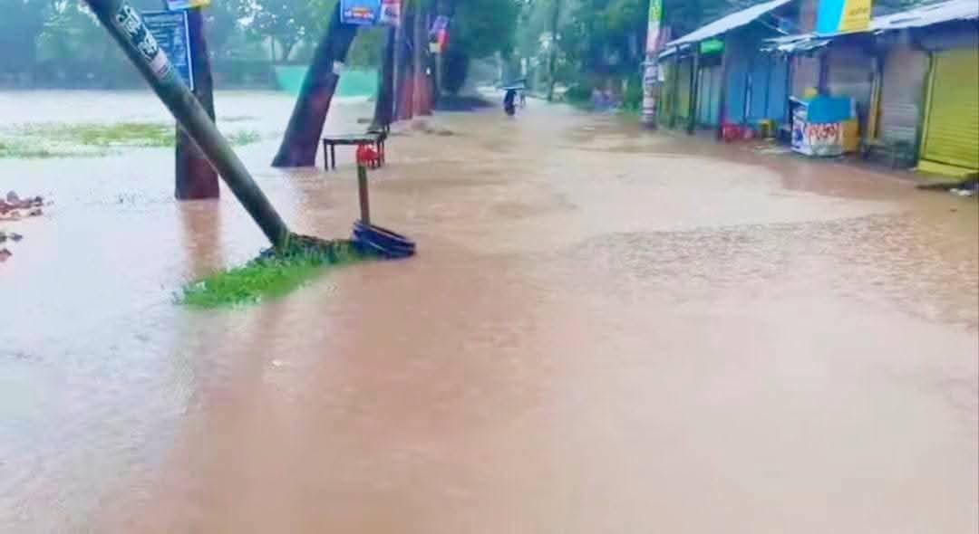 এক রাতের বৃষ্টিতে ডুবেছে সাতক্ষীরার নিম্নাঞ্চল, জলাবদ্ধতায় নাকাল জনজীবন