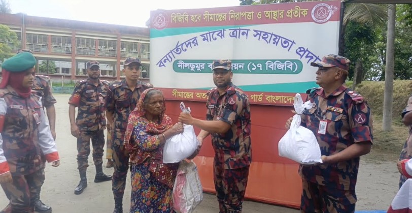 শ্যামনগরের নীলডুমুর ১৭ বিজিবির উদ্যোগে বন্যাদুর্গতদের মাঝে ত্রাণ সহায়তা বিতরণ