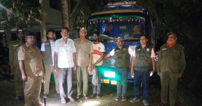 শ্যামমগরের নওয়াঁবেকি ফেরিঘাট থেকে ট্রাক ও চালকসহ ৭০ বস্তা ঝিনুক আটক